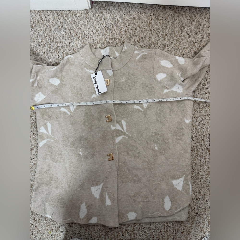 Kathy Ireland Cream Patterned Cardigan with gold buttons size 1X new with tag - Picture 6 of 8